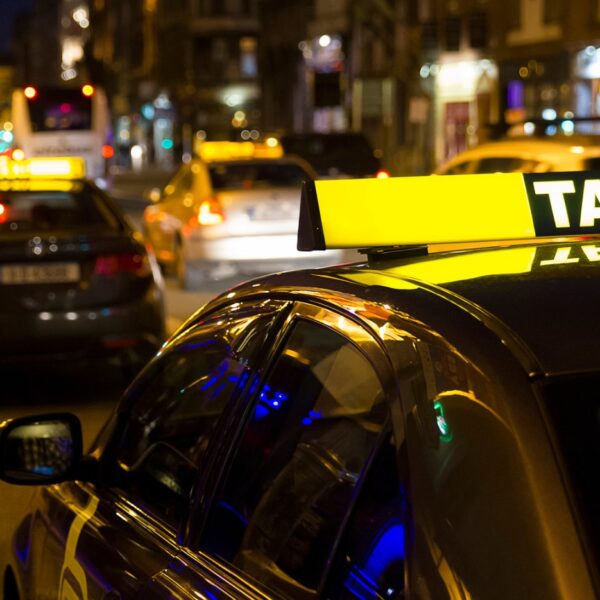 Porządkowanie zamówień dla korporacji taksówkowych: Jak działa system forward orders?